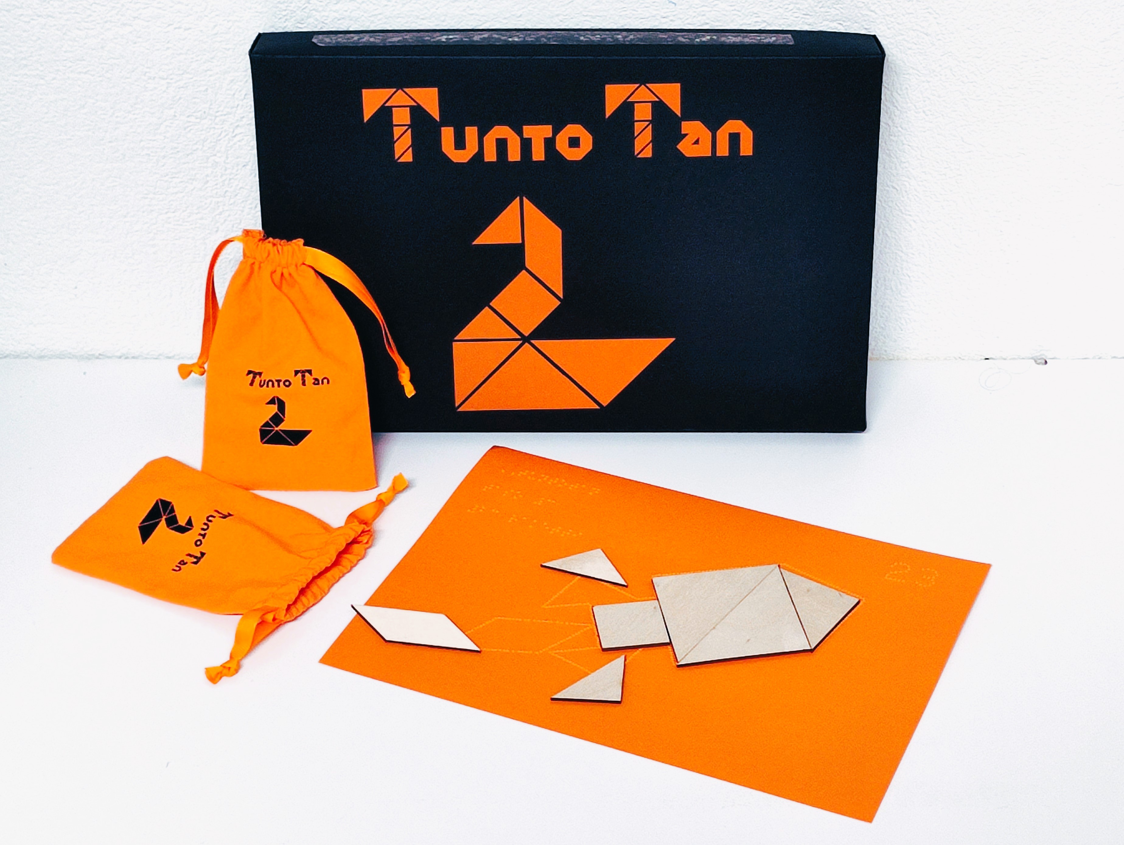 Tuntotan pelin laatikko ja puupalat