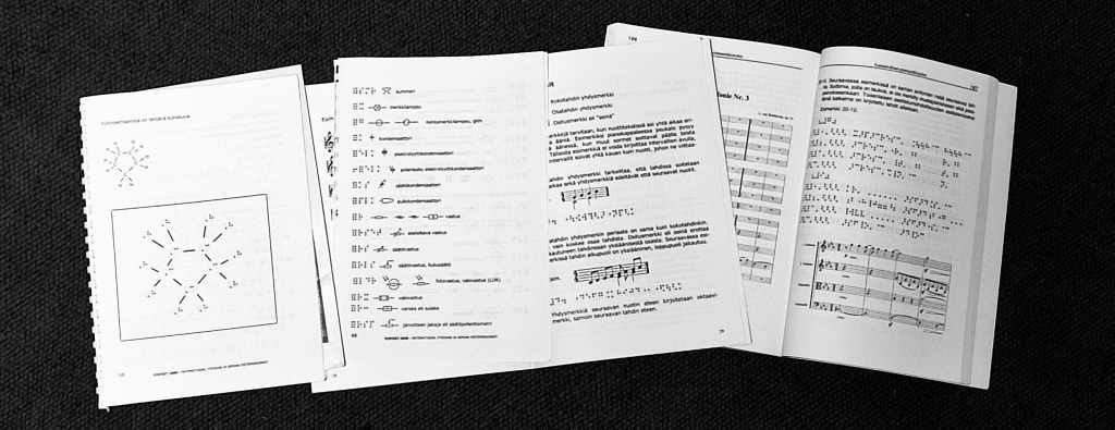 näkeville suunnattuja kirjoja jotka esittelevät musiikkipistekirjoitusta, pistekirjoituksen käyttö molekyyleihin sekä sähkölaitteihin