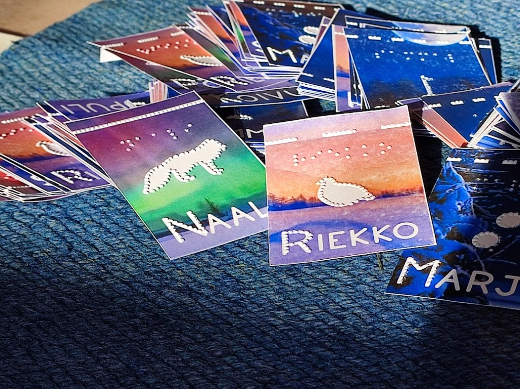 Kaamos-pelikorteissa on kaikenlaista kohomerkkejä ja pistekirjoitusta