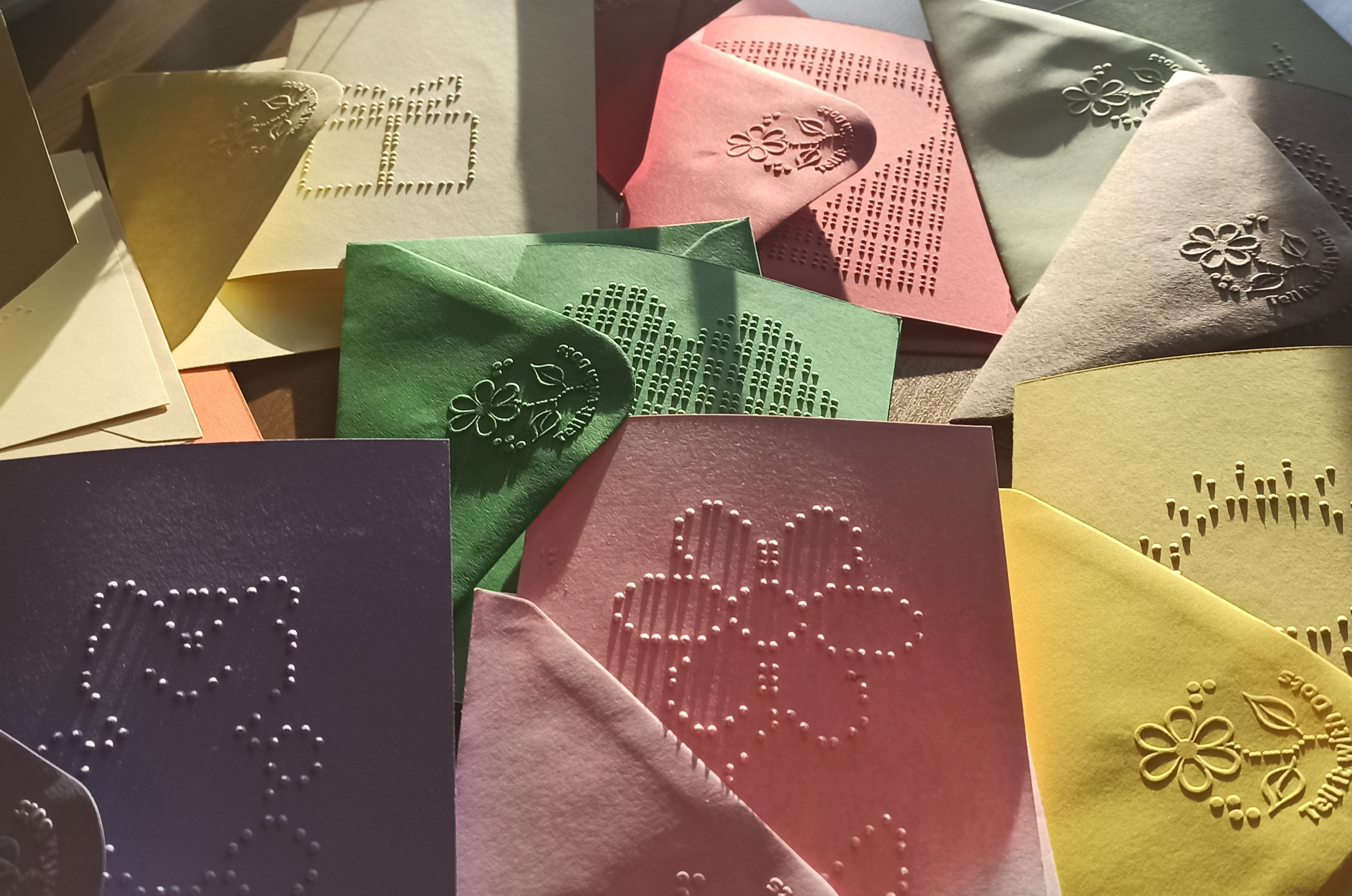 Pisteillä piirtäminen – Drawing with braille